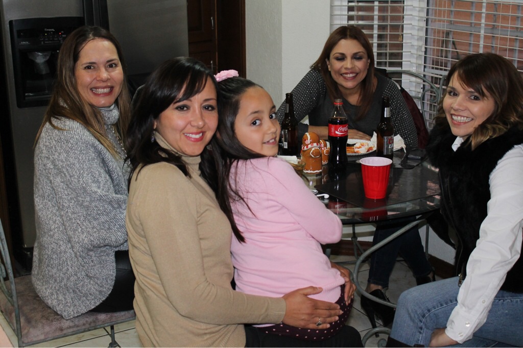 Liz Aguilera con amistades